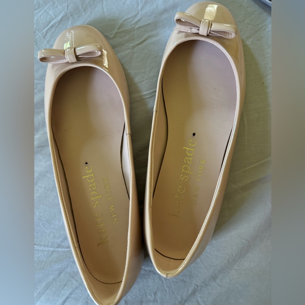 New Kate Soade Kiersten Bow Flats in patent nude. Size 8